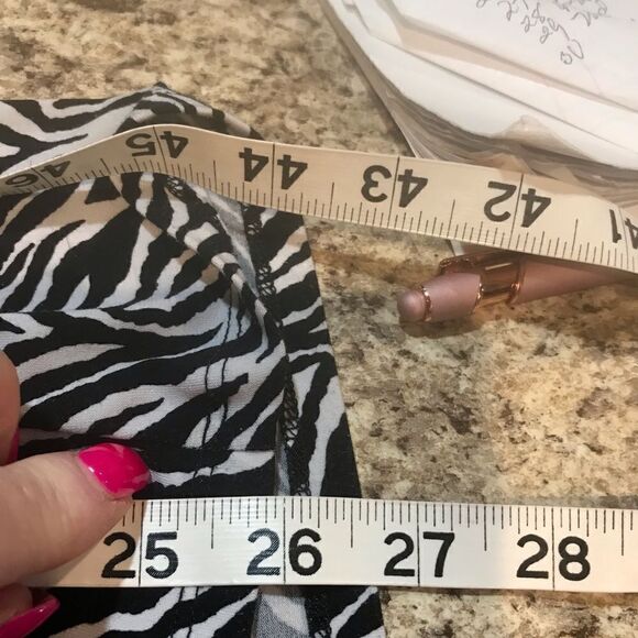 Heart & soul zebra print V-neck size small blouse - Picture 7 of 11